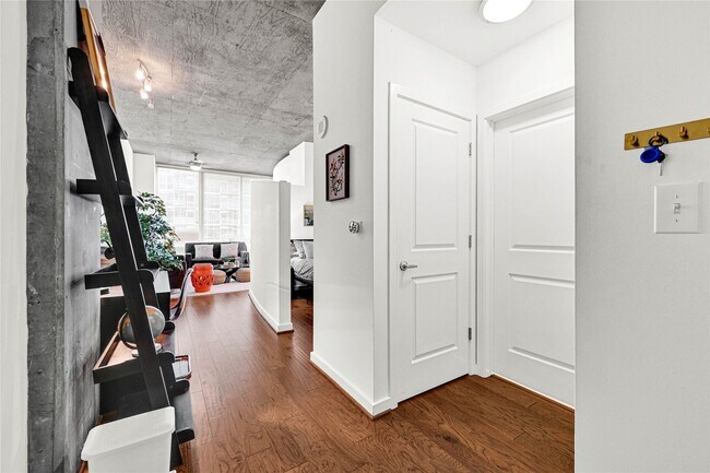 Building Photo - 5925 Almeda Rd