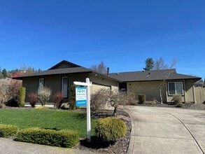 Building Photo - Beautiful 3 Bed 2 Bath House in Happy Valley!! A/C, Additional Living Area, Great for Entertaining!!