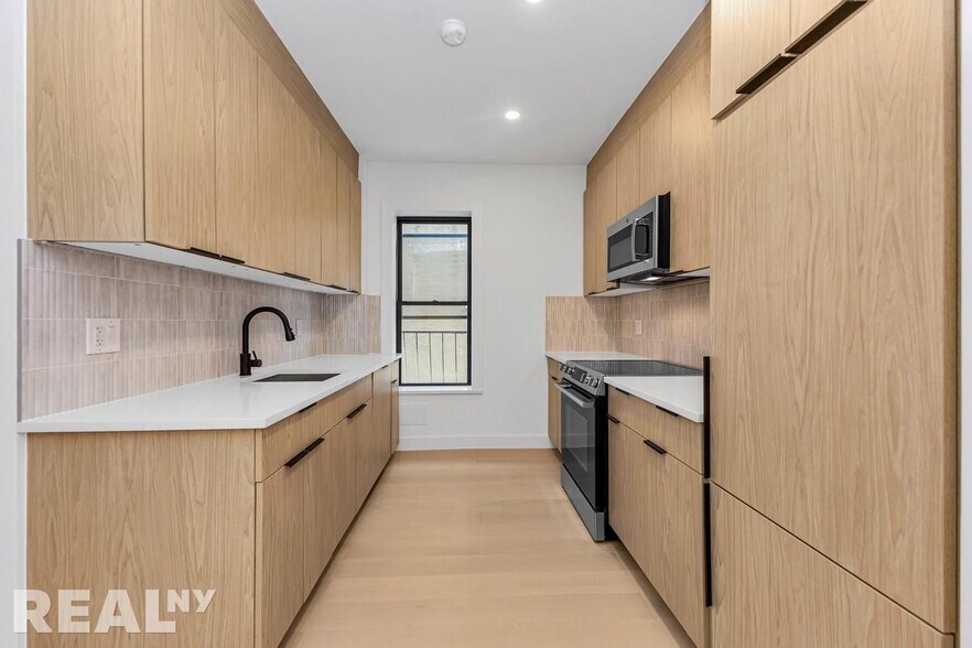 Building Photo - 704 Eighth Avenue