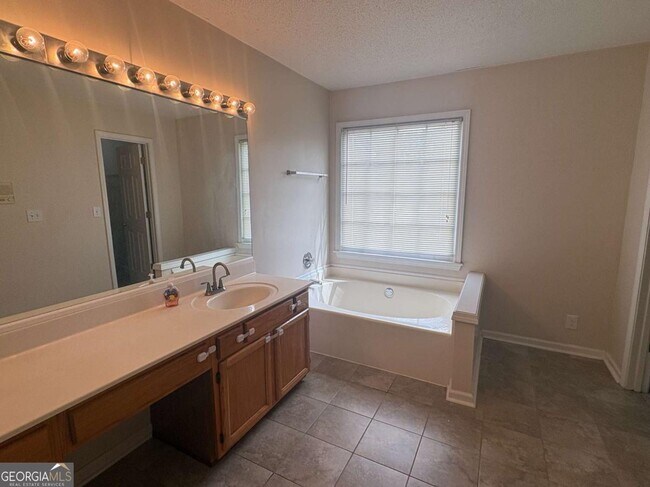 Building Photo - 3105 Binghampton Ln