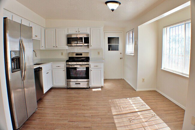 Building Photo - 3 Bedroom, 2 Bath , North-East El Paso Great house located across the street from Terrace Hills M...