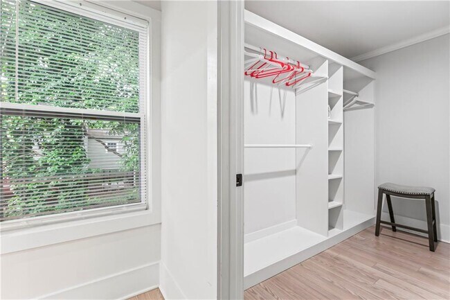 Building Photo - 1129 Graymont Dr SW