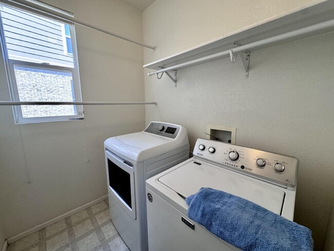 Building Photo - 7031 S Oak Hill Cir