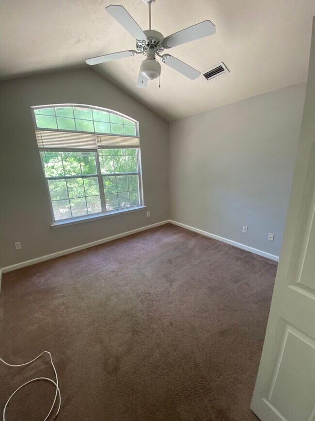 Building Photo - Lovely Three bedroom/two bath townhouse off Blairstone Road!