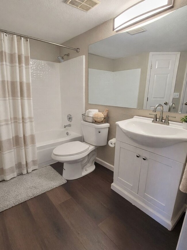 Building Photo - Cozy 1BR/1BA Condo w/ A/C • Full Kitchen Suite • Assigned Parking in Tucson