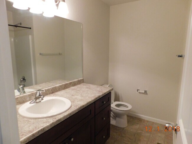 Building Photo - Modern Comfort in Lincoln Commons Communit...