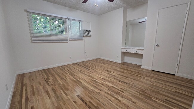 Building Photo - 4706 Vantage Ave