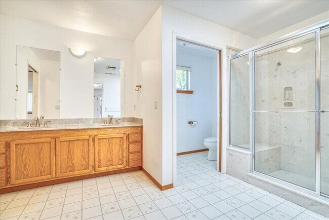 Building Photo - 5 Bedroom 3-bathroom Large single level home!