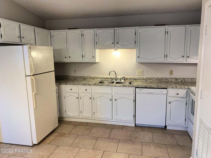 Building Photo - 220 Briarcliff Dr