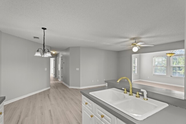 Building Photo - 2113 Sanderling Dr