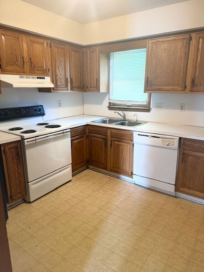 Building Photo - 902 Verdant Dr