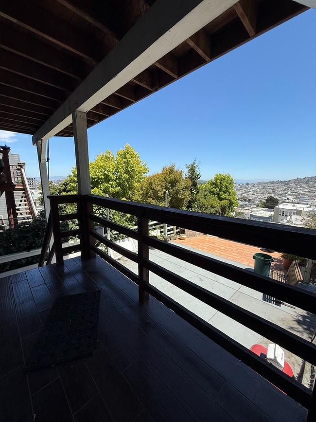 Building Photo - Spacious 3 Bedroom Home Minutes from City ...