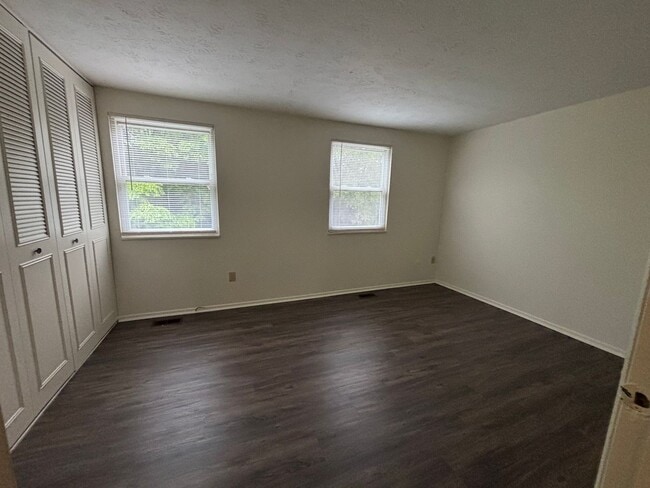Building Photo - 3 Bedroom Townhouse in South Park