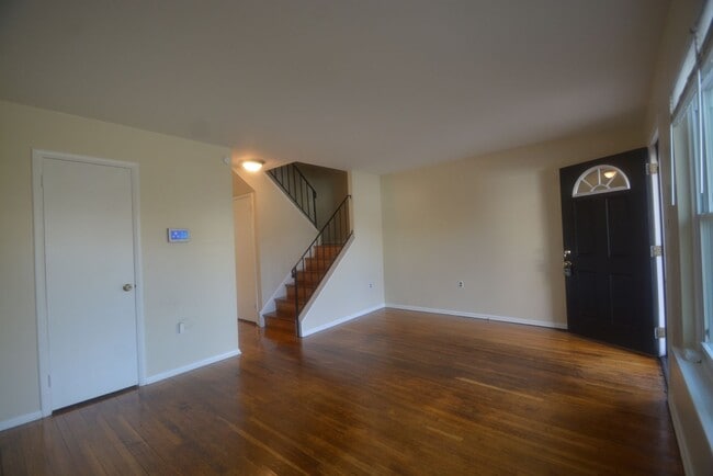 Building Photo - Recently Updated 3 Bedroom 1 Bath in Newark with a Partially Finished Basement