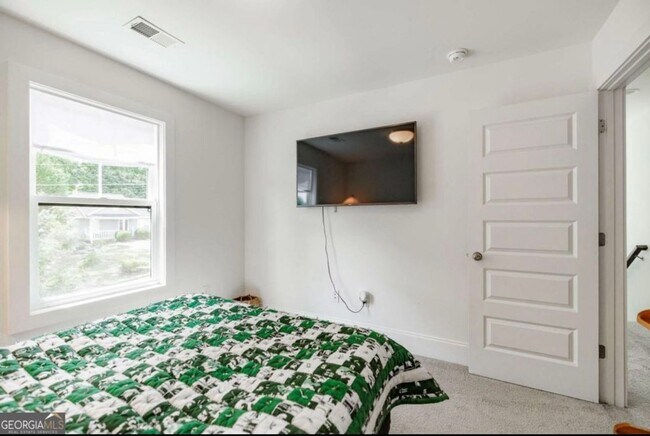Building Photo - Modern Three Bedroom North Athens