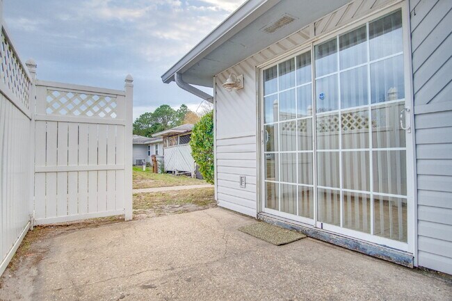 Building Photo - Pet-friendly Spacious Vinyl-Sided 2BR Apartment in Gulf Breeze