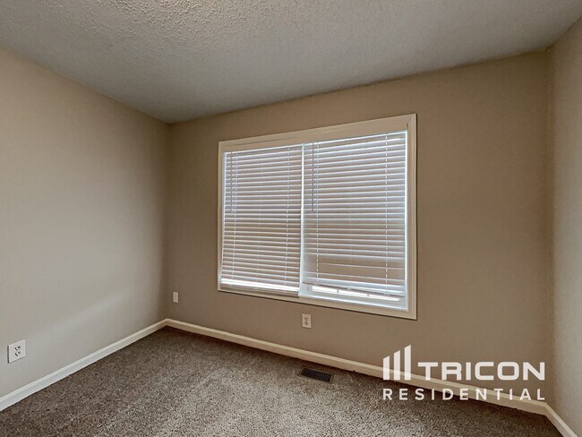 Building Photo - 226 Thorn Thicket Way
