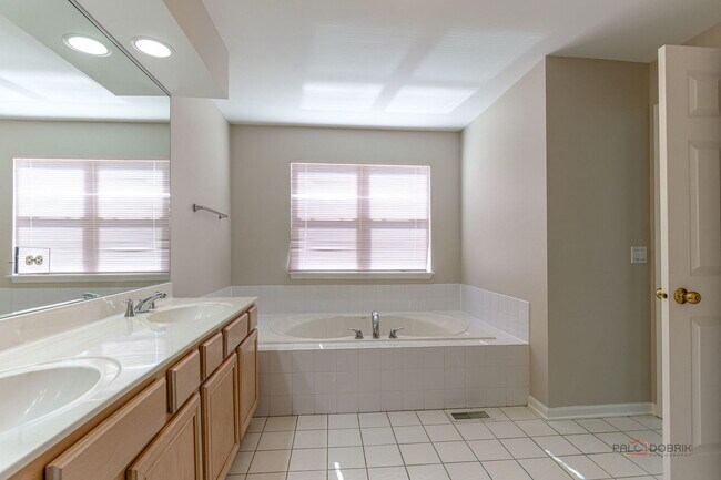 Building Photo - 4225 Henry Way