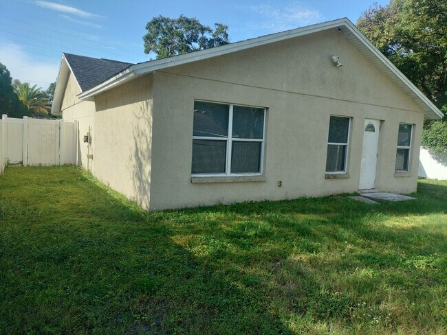 Building Photo - Beautiful home with fenced in backyard!