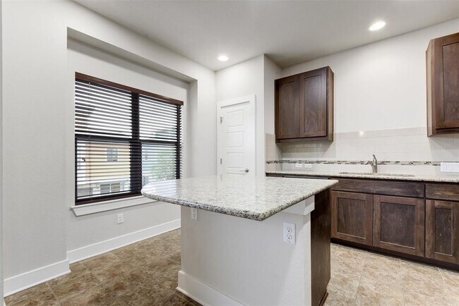 Building Photo - 1504 Lorraine Loop