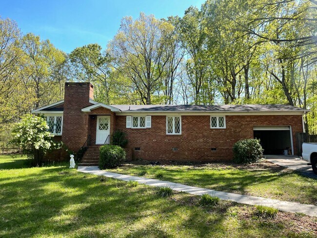 Primary Photo - 3 bed 2 bath home
