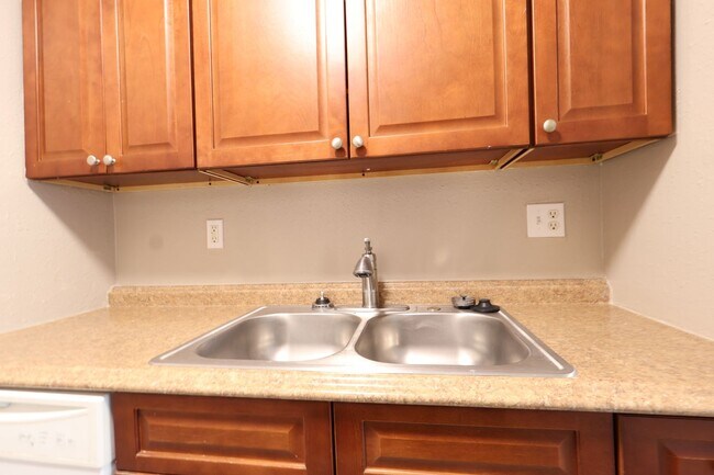 Building Photo - 1 Bedroom Apartment