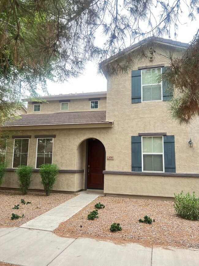Building Photo - 4-bedroom and loft in the Willows with com...