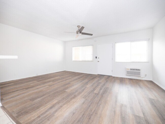 Interior Photo - 1166 S. Crenshaw Blvd