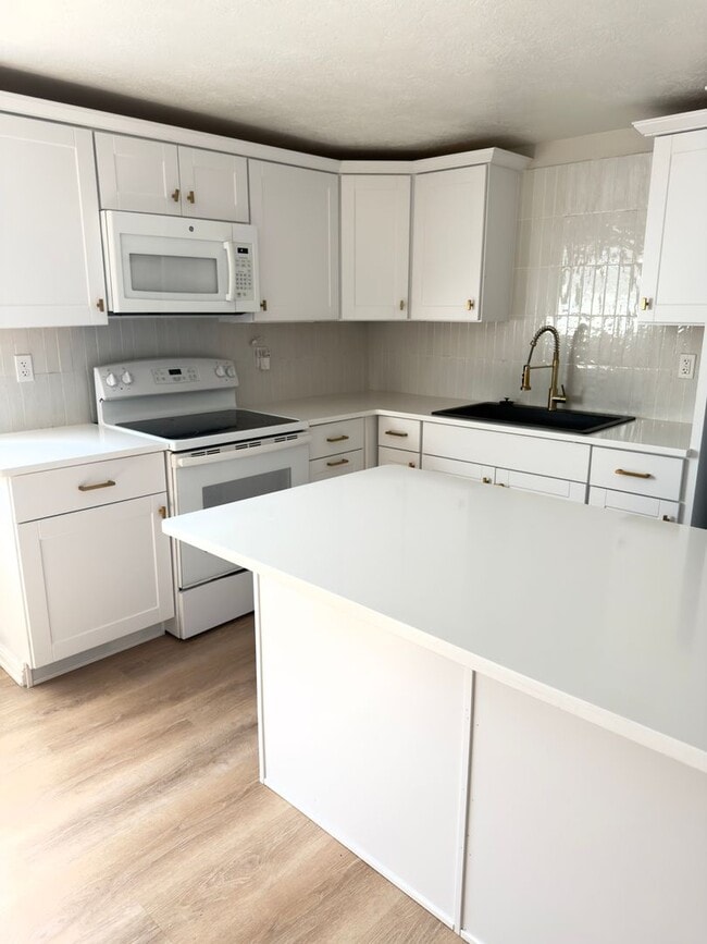 Building Photo - Cove Drive Comfort