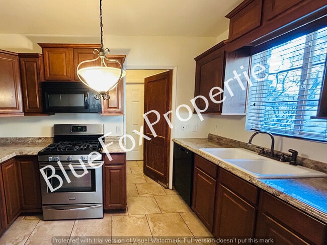 Building Photo - 3021 E Linden St