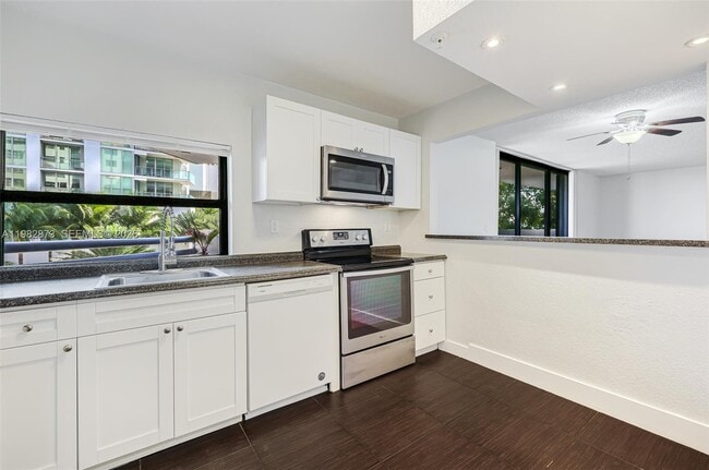 Building Photo - 555 NE 30th St