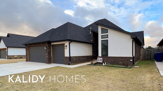 Building Photo - 621 E Barajas Terrace