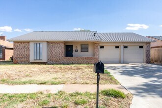 Building Photo - 3 bed 2 bath with large backyard!