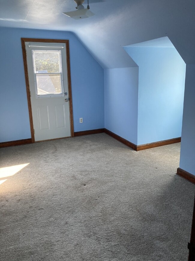 Building Photo - 1 Bedroom, 1 Bathroom Upper Duplex in Thir...
