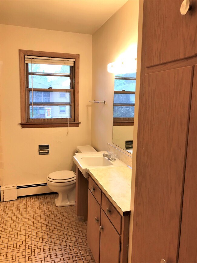 Building Photo - 410 Pawling St