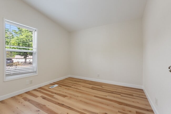 Building Photo - 6422 SE 144th Ln