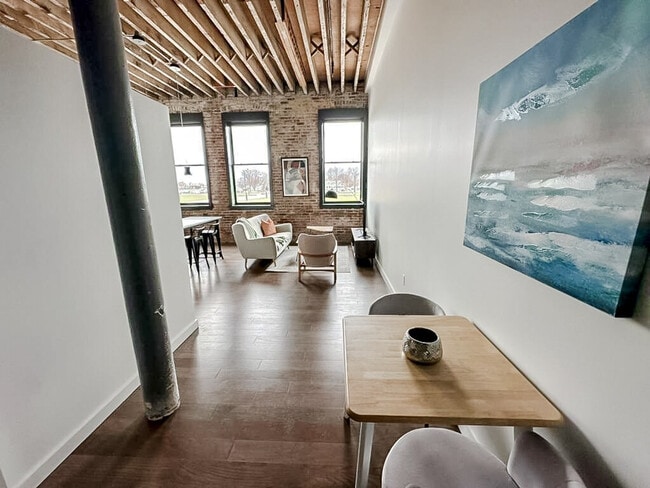 Building Photo - 403 W 4th St N