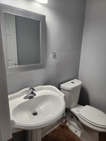 Building Photo - 2408 Crabtree Ct