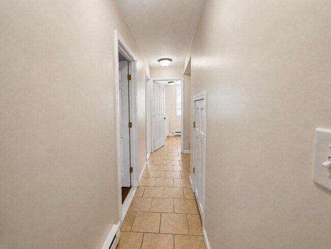 Building Photo - 4 Bed 2 Bath Townhouse for Rent in Rome, NY