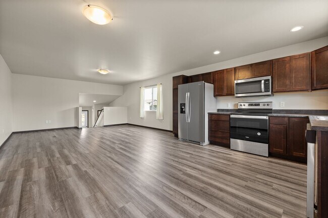 Building Photo - 4 BED | 2 BATH | DOUBLE GARAGE | RAPID VALLEY