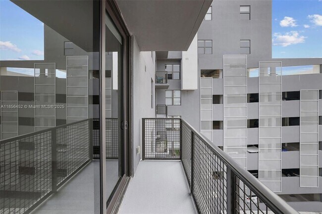Building Photo - 555 NE 8th St