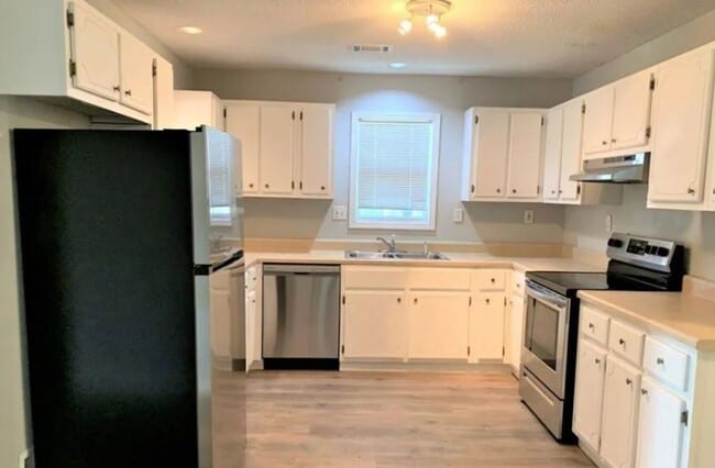 Building Photo - SCAD-Friendly 3BR Home – Walk to Bus Stop | Roommates Welcome!