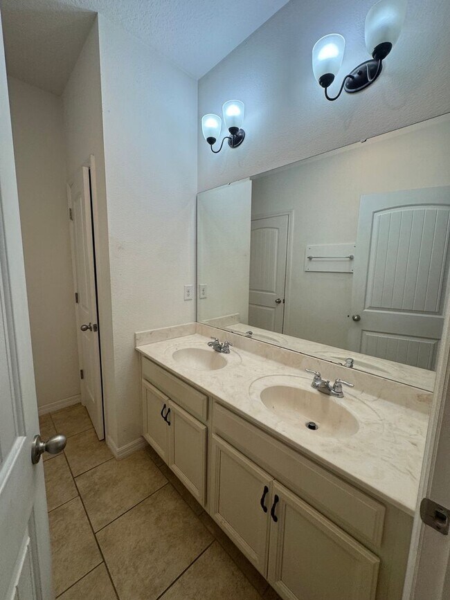 Building Photo - SPACIOUS 4BR/2BA IN THE SAINT CLOUD AREA