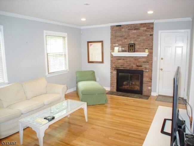 Building Photo - 35 Symor Dr