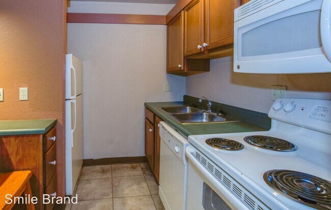 Building Photo - 1 br, 1 bath Room For Rent - 601 E. Clark