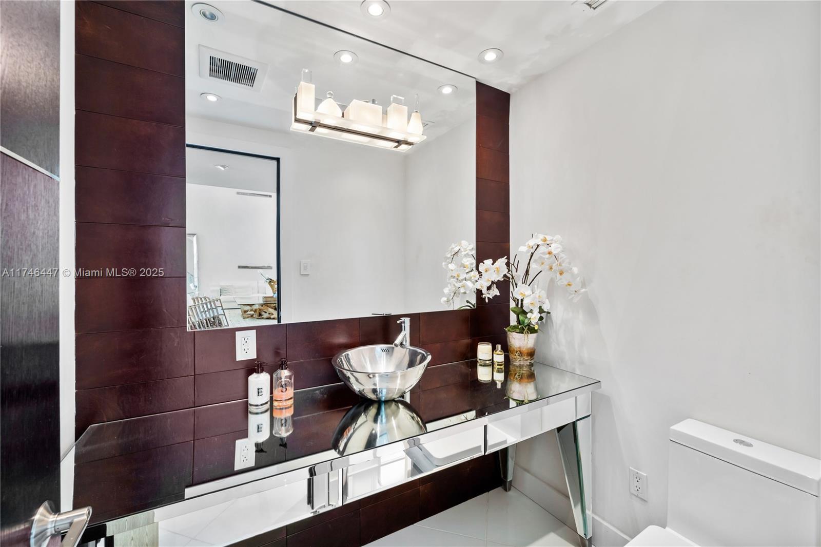 Building Photo - 1061 N Venetian Dr