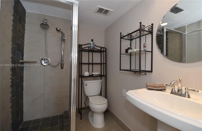Building Photo - 3731 N Country Club Dr
