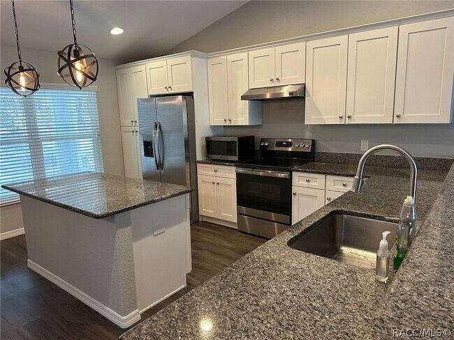 Building Photo - 5825 N Larkspur Way