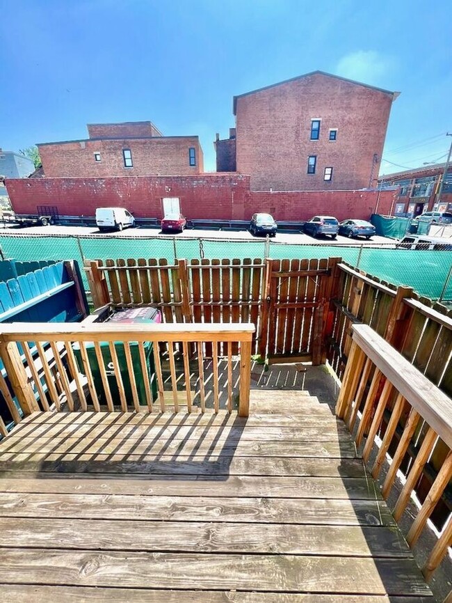 Building Photo - Awesome urban row house!