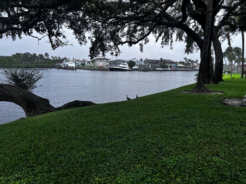 Intracoastal community! - 386 Golfview Rd